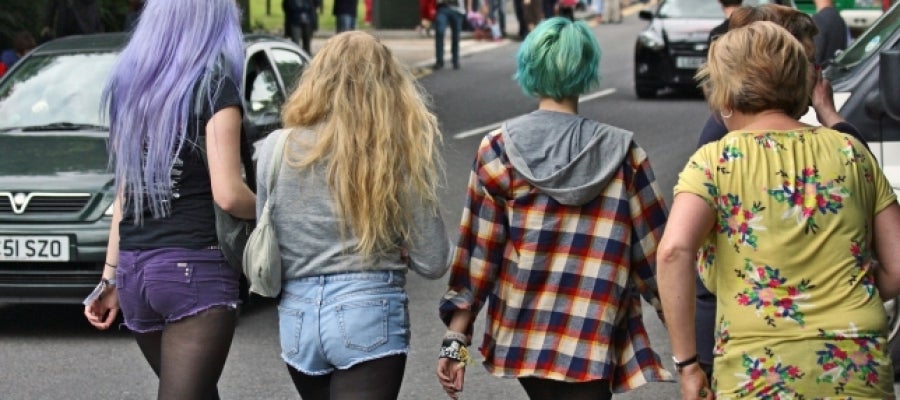 Adolescentes paseando por la calle | Foto: Gareth Williams en flickr cc Adolescentes paseando por la calle | Foto: Gareth Williams en flickr cc