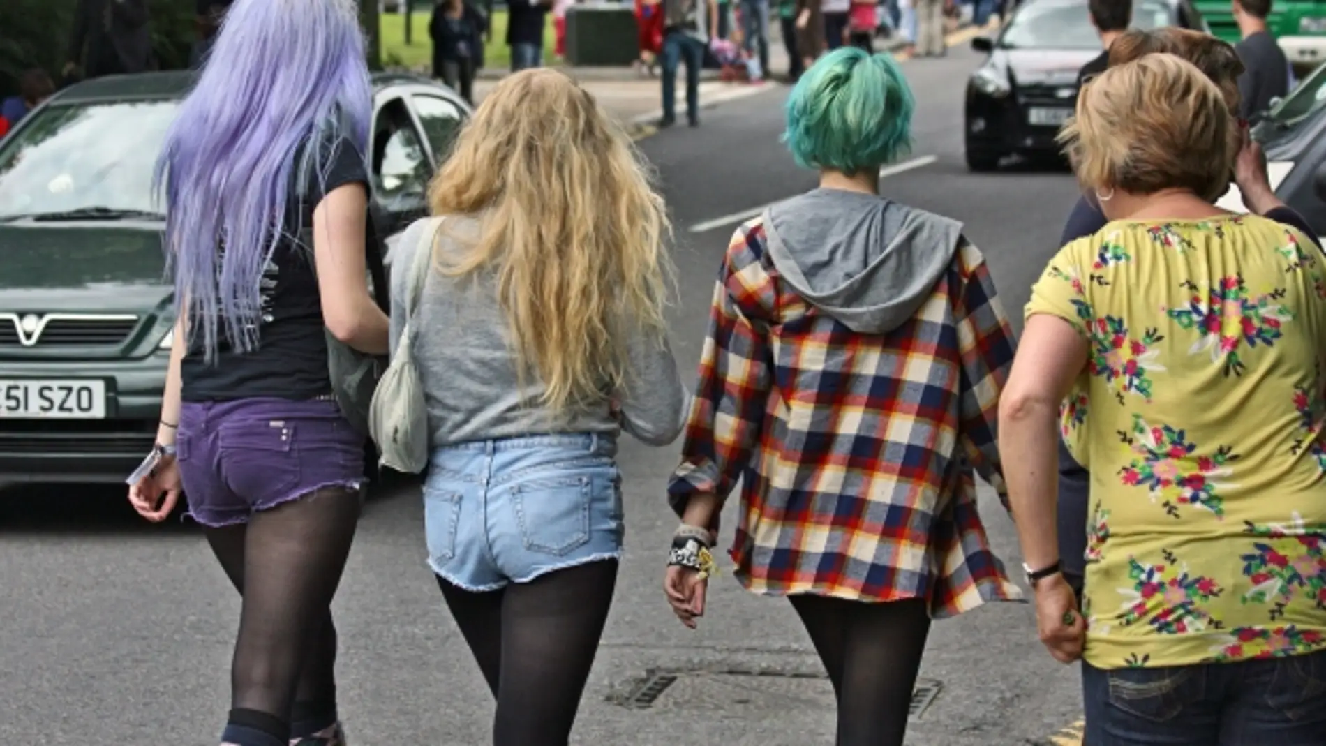Adolescentes paseando por la calle