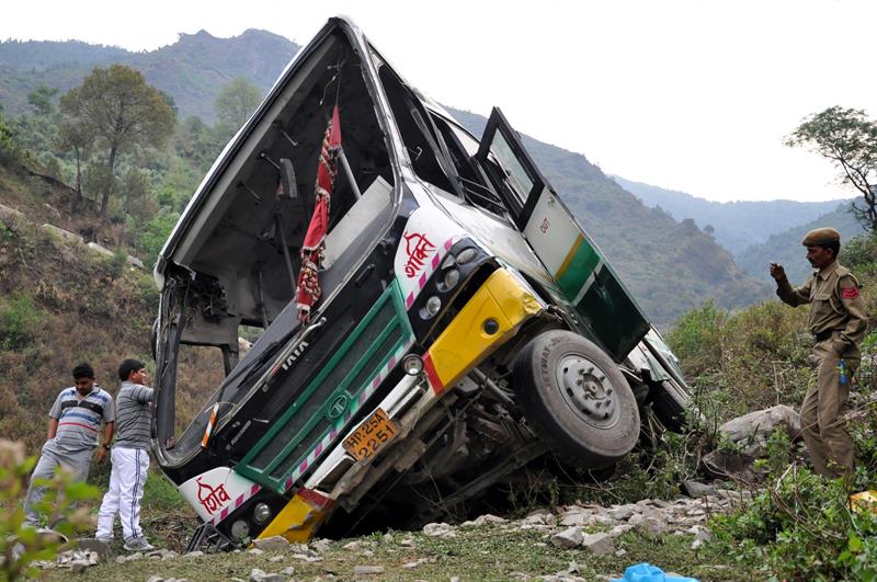 Al menos 40 muertos al caer un autobús a un río en el este de la India Al menos 40 muertos al caer un autobús a un río en el este de la India