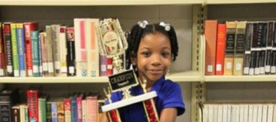 Niña sin manos gana un concurso de escritura. Niña sin manos gana un concurso de escritura.