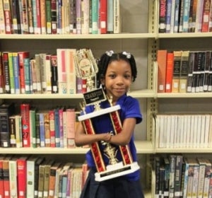 Niña sin manos gana un concurso de escritura. Niña sin manos gana un concurso de escritura.