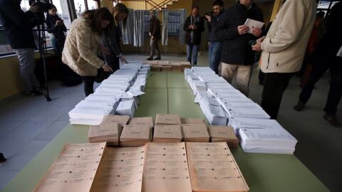 Papeletas de los diferentes partidos para el Congreso y el Senado dispuestas en un colegio electoral