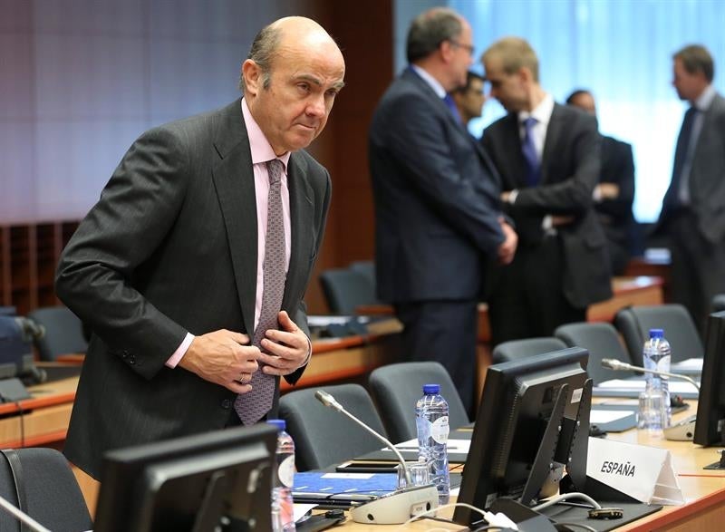 De Guindos defiende los argumentos de España a la CE para evitar la multa por el incumplimiento del déficit De Guindos defiende los argumentos de España a la CE para evitar la multa por el incumplimiento del déficit