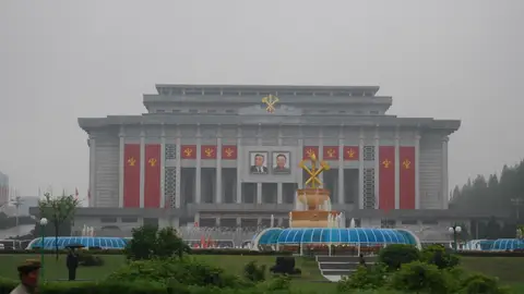 El edificio de la Casa de la Cultura de Pyongyang donde se celebra el VII Congreso del Partido de los Trabajadores de Corea del Norte. El edificio de la Casa de la Cultura de Pyongyang donde se celebra el VII Congreso del Partido de los Trabajadores de Corea del Norte.
