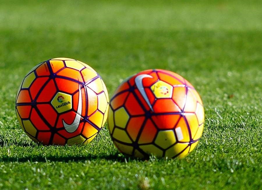 Mesa de redacción: Bolardos disfrazados de balones de fútbol Mesa de redacción: Bolardos disfrazados de balones de fútbol