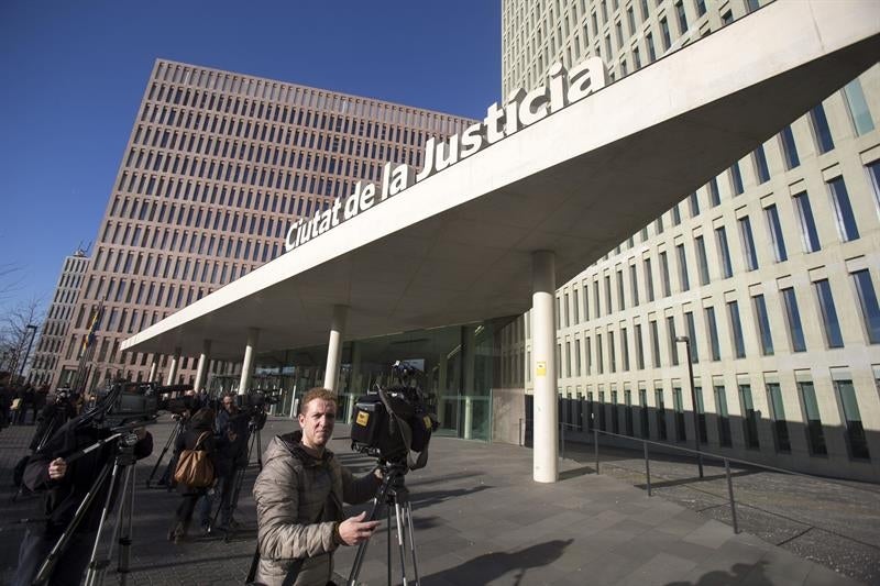 Los mossos del 'caso Benítez' acuerdan una pena mínima para librarse de la cárcel Los mossos del 'caso Benítez' acuerdan una pena mínima para librarse de la cárcel