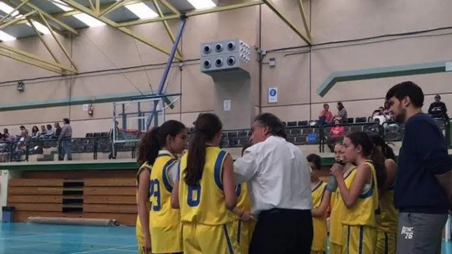 Pepu Hernández, dirigiendo a un equipo de chicas de Hortaleza Pepu Hernández, dirigiendo a un equipo de chicas de Hortaleza