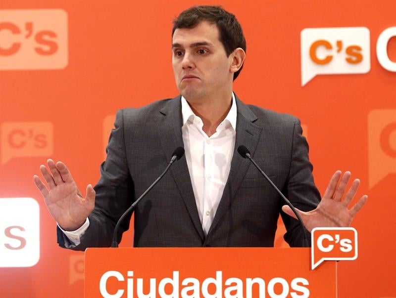 Rivera critica que Rajoy utilice la Moncloa para hacer campaña electoral Rivera critica que Rajoy utilice la Moncloa para hacer campaña electoral