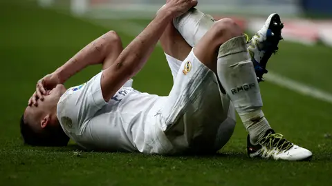 Lucas Vázquez se lleva la mano a la rodilla durante el partido contra el Valencia Lucas Vázquez se lleva la mano a la rodilla durante el partido contra el Valencia