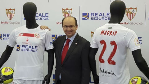El presidente del Sevilla, Jos&eacute; Castro, presenta las camisetas para la final de Copa