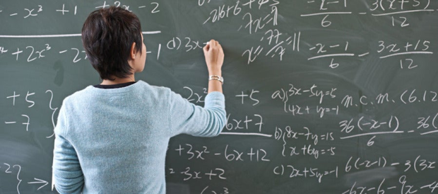Profesora escribiendo en la pizarra Profesora escribiendo en la pizarra