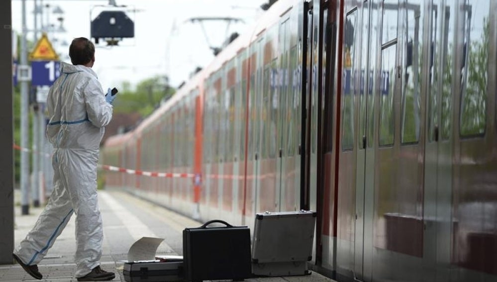Un investigador forense inspecciona un vagón de tren en la estación de Grafing cerca de Múnich (Alemania) 