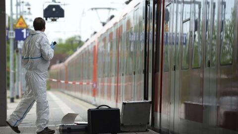 Un investigador forense inspecciona un vag&oacute;n de tren en la estaci&oacute;n de Grafing cerca de M&uacute;nich (Alemania) 