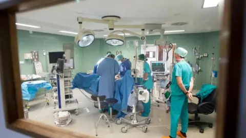 Intervención en un quirófano Intervención en un quirófano