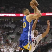 Stephen Curry lanza a canasta ante la defensa de McCollum Stephen Curry lanza a canasta ante la defensa de McCollum