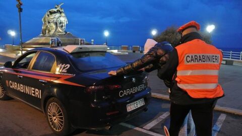 Fotograf&iacute;a de la polic&iacute;a italiana durante un operativo