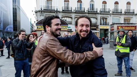 Alberto Garz&oacute;n y Pablo Iglesias en la madrile&ntilde;a Puerta del Sol