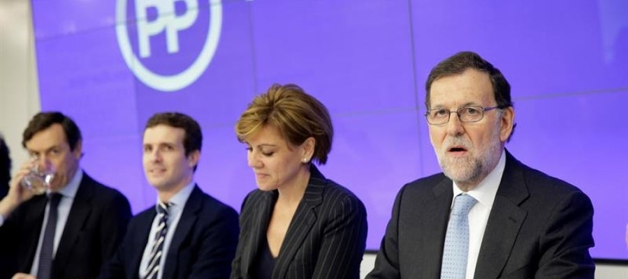Mariano Rajoy, acompañado por los miembros del partido (de izda. a dcha.) Rafael Hernando, Pablo Casado y María Dolores de Cospedal Mariano Rajoy, acompañado por los miembros del partido (de izda. a dcha.) Rafael Hernando, Pablo Casado y María Dolores de Cospedal