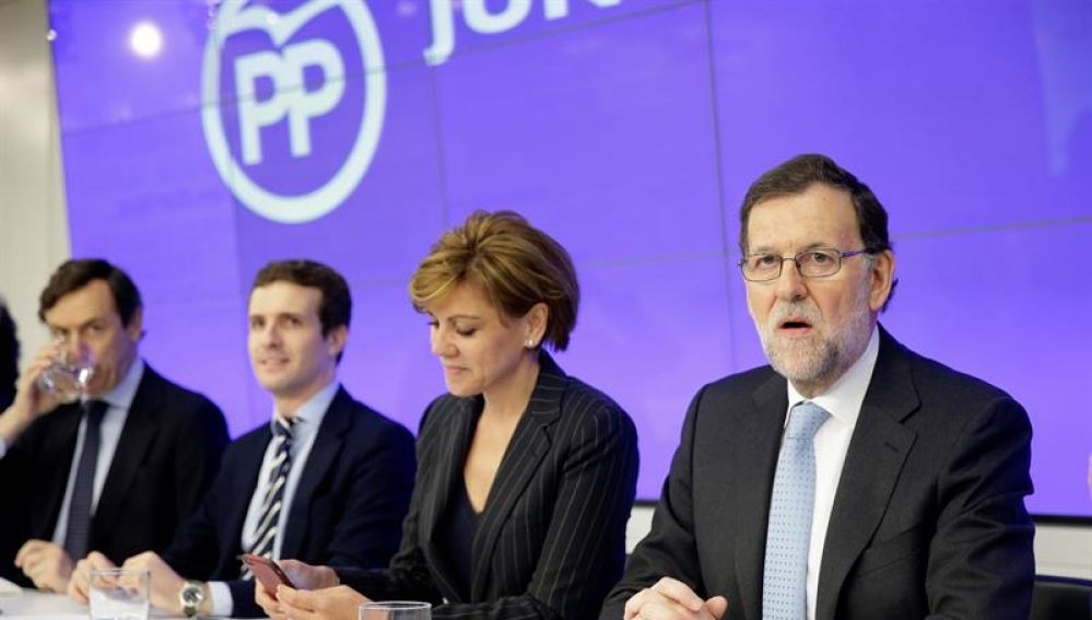 Mariano Rajoy, acompañado por los miembros del partido (de izda. a dcha.) Rafael Hernando, Pablo Casado y María Dolores de Cospedal