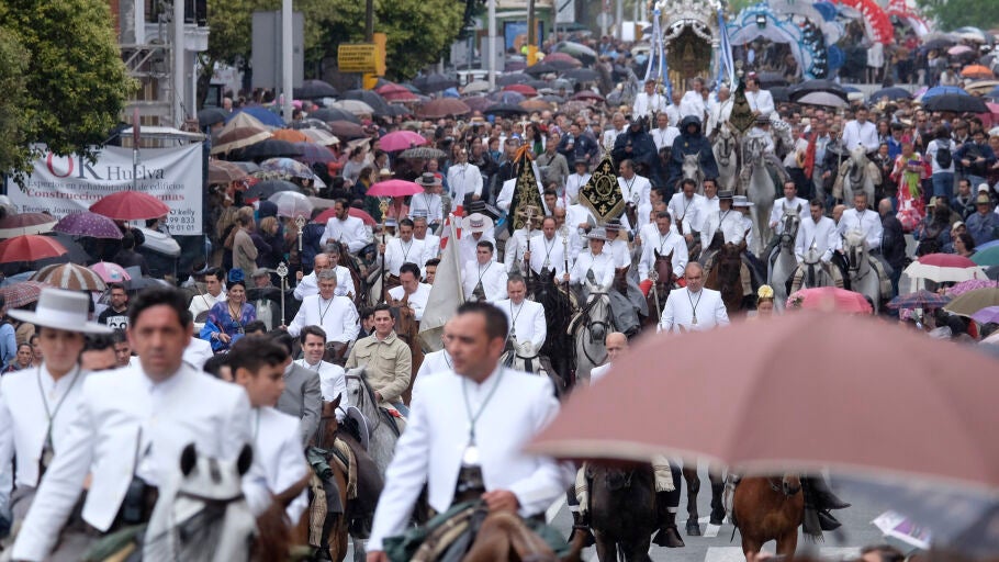 La Hermandad del Roc&iacute;o de Huelva recorre las calles de la capital antes de iniciar el camino hacia El Roc&iacute;o
