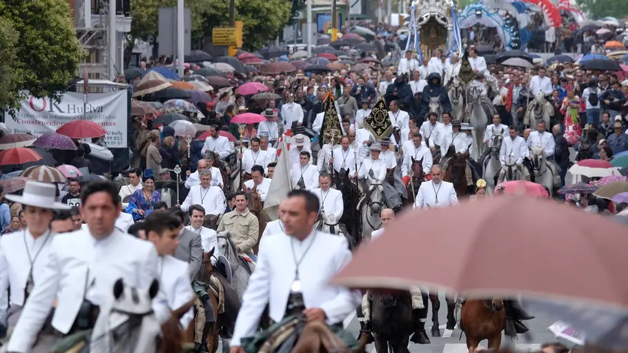 Peregrinando hacia la aldea del Rocío (12-05-2016) La Hermandad del Rocío de Huelva recorre las calles de la capital antes de iniciar el camino hacia El Rocío
