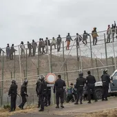 Inmigrantes sobre la valla de Melilla Inmigrantes sobre la valla de Melilla