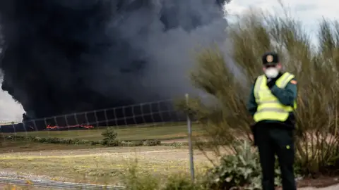 Un agente en la zona del incendio de Seseña Un agente en la zona del incendio de Seseña
