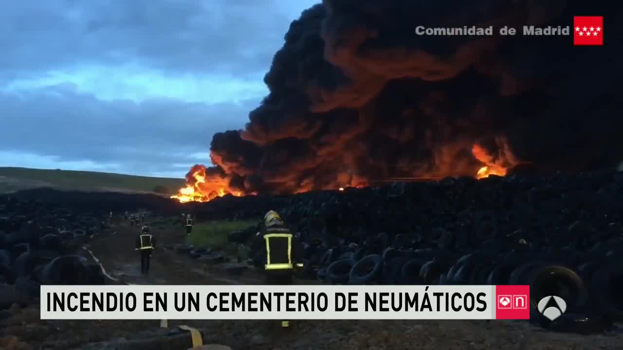 Incendio en un cementerio de neumáticos en Seseña Incendio en un cementerio de neumáticos en Seseña