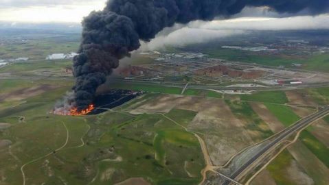 incendio en el cementerio de neum&aacute;ticos