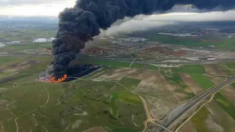 incendio en el cementerio de neumáticos incendio en el cementerio de neumáticos