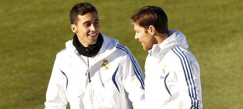 Arbeloa 'atiza' a Xabi Alonso: "Todos sabemos que es mucho mejor con los pies que con las manos" Arbeloa 'atiza' a Xabi Alonso: "Todos sabemos que es mucho mejor con los pies que con las manos"