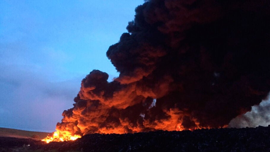 Incendio en una planta de neum&aacute;ticos en Sese&ntilde;a
