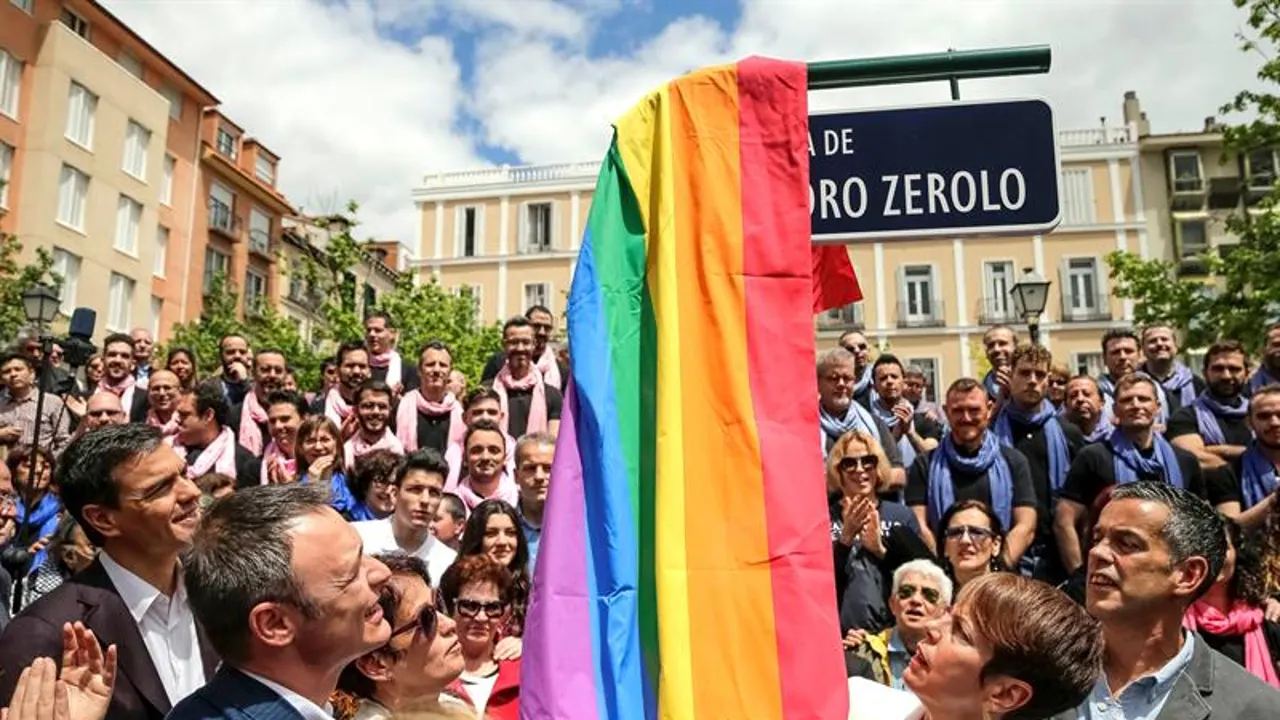 Cambio de nombre de la plaza de Vázquez de Mella por la de Pedro Zerolo
