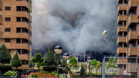 Columna de humo vista desde la urbanizaci&oacute;n El Qui&ntilde;&oacute;n, a consecuencia del incendio que se ha producido en el cementerio de neum&aacute;ticos de Sese&ntilde;a (Toledo)