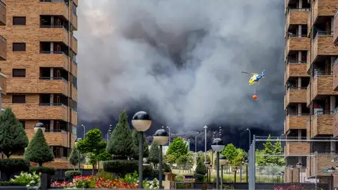Columna de humo vista desde la urbanización El Quiñón, a consecuencia del incendio que se ha producido en el cementerio de neumáticos de Seseña (Toledo) Columna de humo vista desde la urbanización El Quiñón, a consecuencia del incendio que se ha producido en el cementerio de neumáticos de Seseña (Toledo)