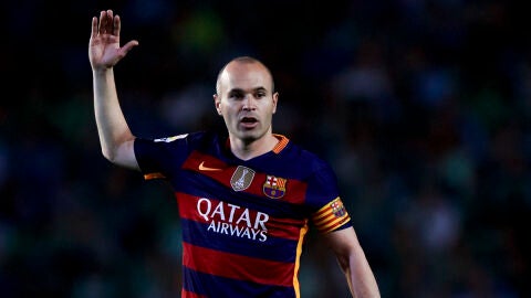 Iniesta dando se&ntilde;ales a sus compa&ntilde;eros 
