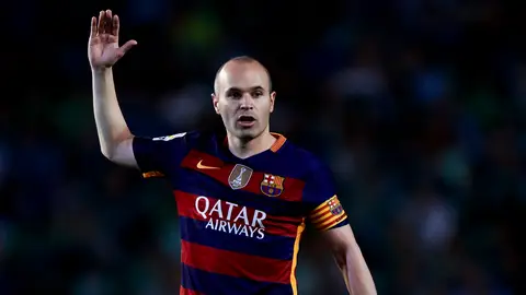 Iniesta dando señales a sus compañeros Iniesta dando señales a sus compañeros