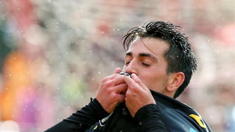 Isaac Cuenca besa su camiseta