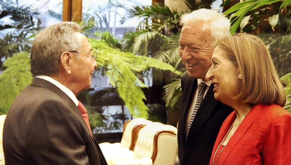 Raúl Castro saluda a Ana Pastor y Margallo.
