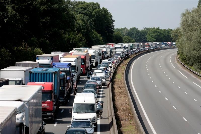 Camioneros franceses bloquean carreteras y puertos contra la reforma laboral de Hollande Camioneros franceses bloquean carreteras y puertos contra la reforma laboral de Hollande
