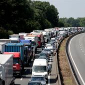 Un grupo de camioneros franceses del distrito de Nord-Pas de Calais bloquea una carretera durante una manifestación en las afueras de Lille
