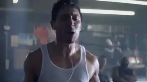 Un hombre haciendo ejercicio durante un anuncio de Heineken Un hombre haciendo ejercicio durante un anuncio de Heineken
