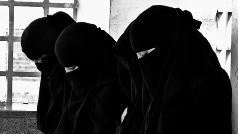 Varias mujeres con velo Varias mujeres con velo