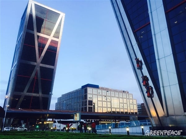 Seis activistas de Greenpeace escalan una de las Torres KIO de Madrid para protestar contra el TTIP Seis activistas de Greenpeace escalan una de las Torres KIO de Madrid para protestar contra el TTIP
