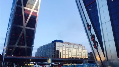 Activistas de Greenpeace escalan las torres KIO