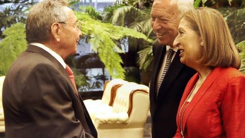 Margallo y Ana Pastor con Ra&uacute;l Castro