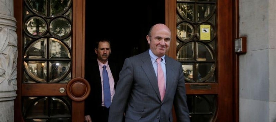 El ministro de Economía en funciones, Luis de Guindos, sale de la sede de la Consellería de Economía donde se ha reunido con Oriol Junqueras El ministro de Economía en funciones, Luis de Guindos, sale de la sede de la Consellería de Economía donde se ha reunido con Oriol Junqueras