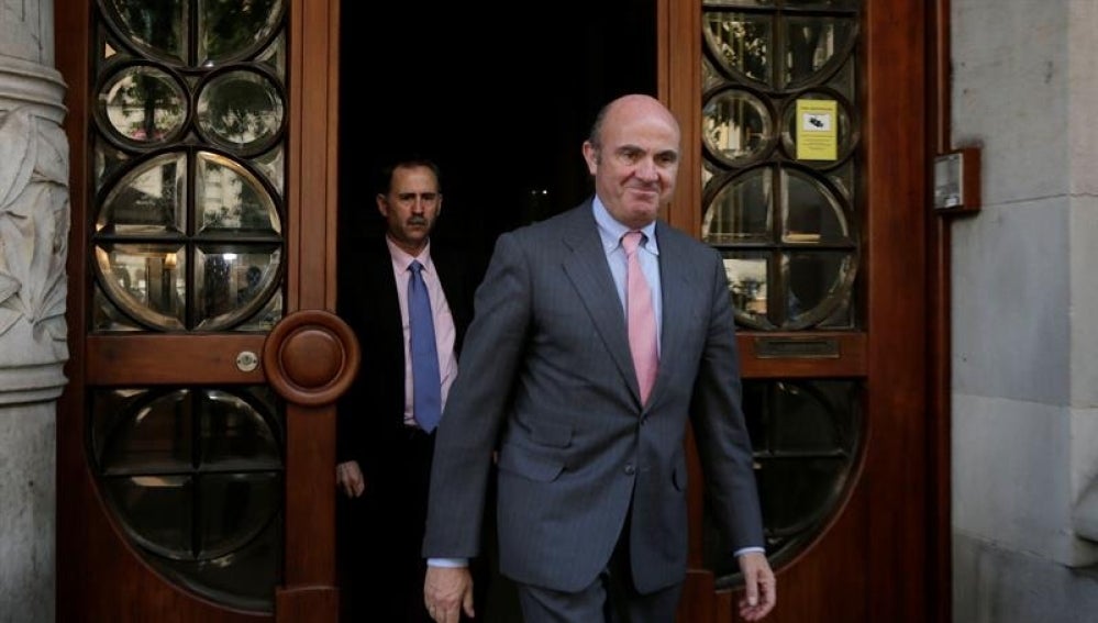 El ministro de Economía en funciones, Luis de Guindos, sale de la sede de la Consellería de Economía donde se ha reunido con Oriol Junqueras