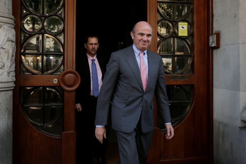 De Guindos y Junqueras se reúnen para analizar la situación de liquidez de Cataluña De Guindos y Junqueras se reúnen para analizar la situación de liquidez de Cataluña