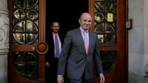 El ministro de Econom&iacute;a en funciones, Luis de Guindos, sale de la sede de la Conseller&iacute;a de Econom&iacute;a donde se ha reunido con Oriol Junqueras